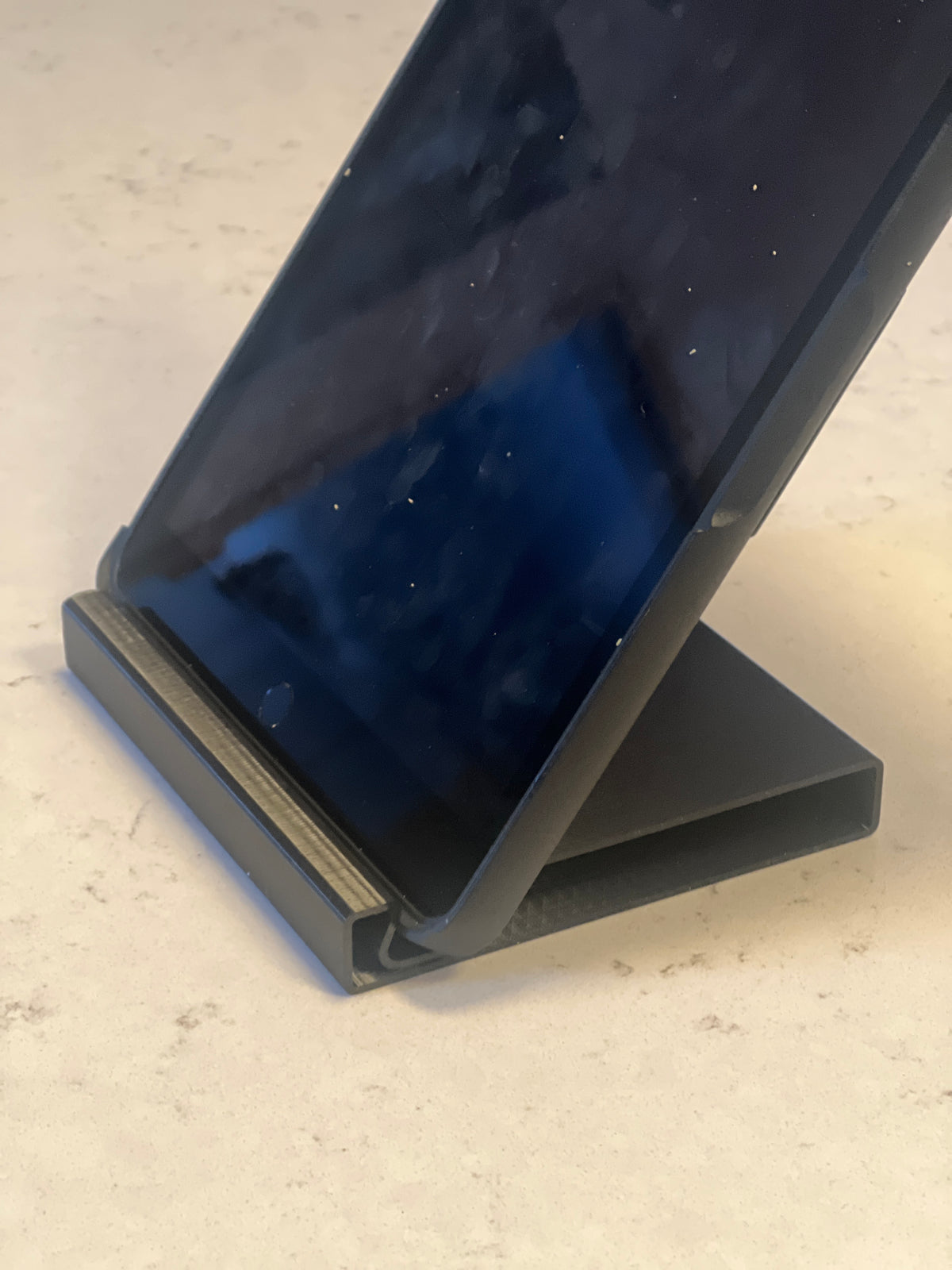 Standaard voor iPad met dikke hoes – stabiele houder voor het bureau