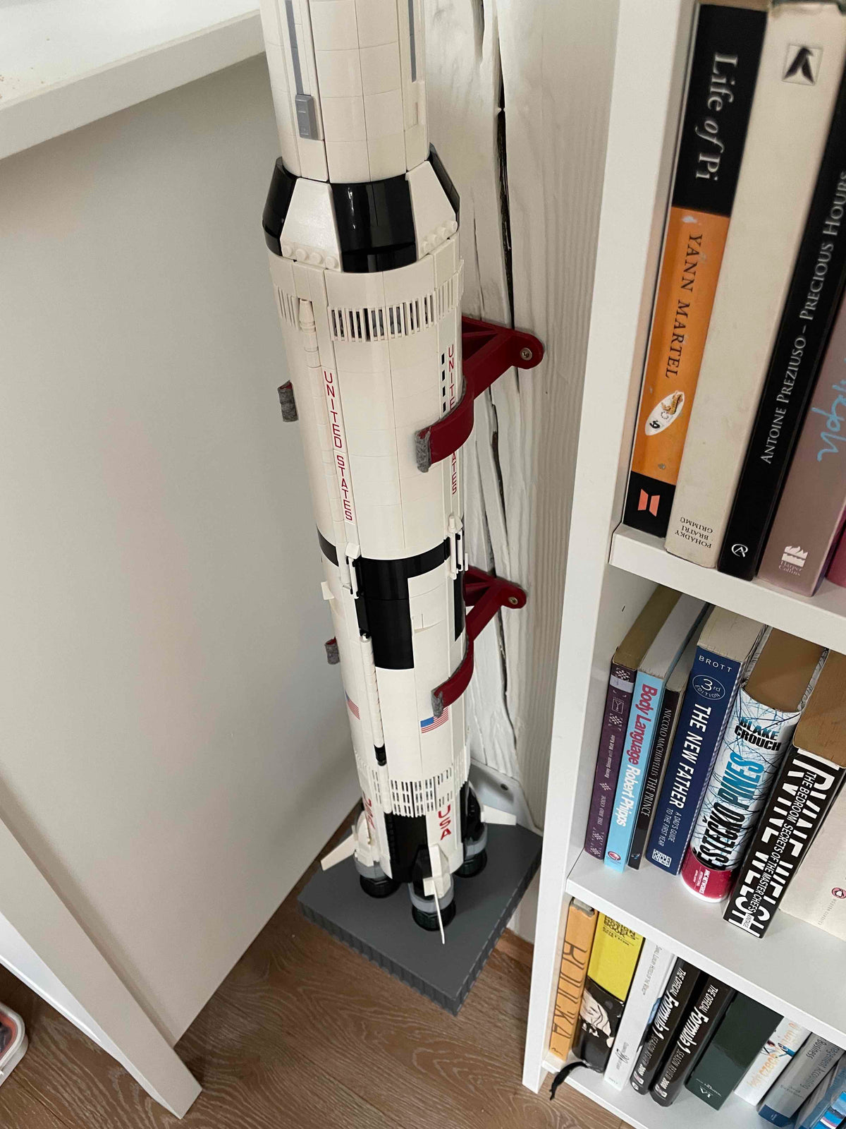 Verticale wandhouder voor LEGO Saturn V in lanceerplatformstijl