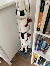 Verticale wandhouder voor LEGO Saturn V in lanceerplatformstijl