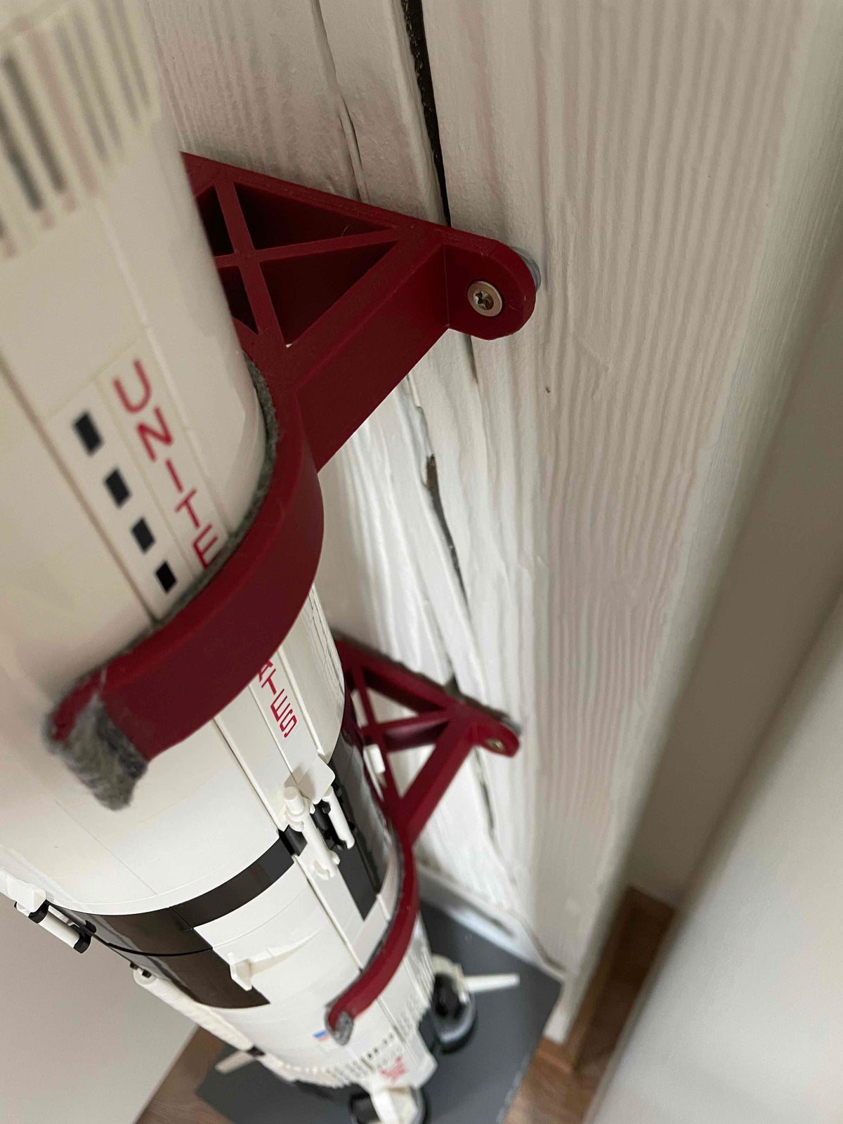 Verticale wandhouder voor LEGO Saturn V in lanceerplatformstijl