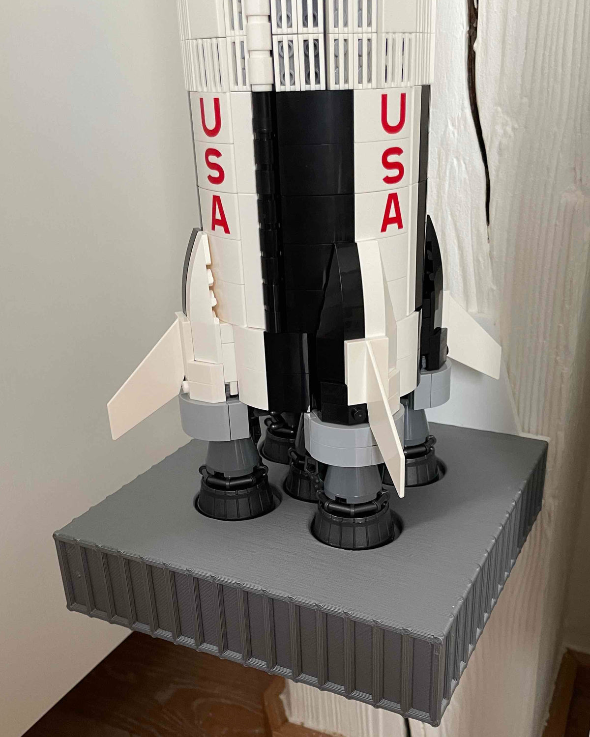 Verticale wandhouder voor LEGO Saturn V in lanceerplatformstijl
