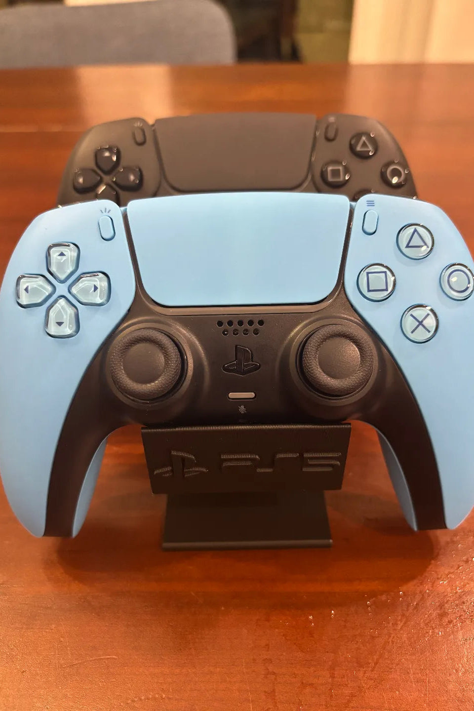 Dubbele standaard voor PS5-controllers – voor 2 tegelijk