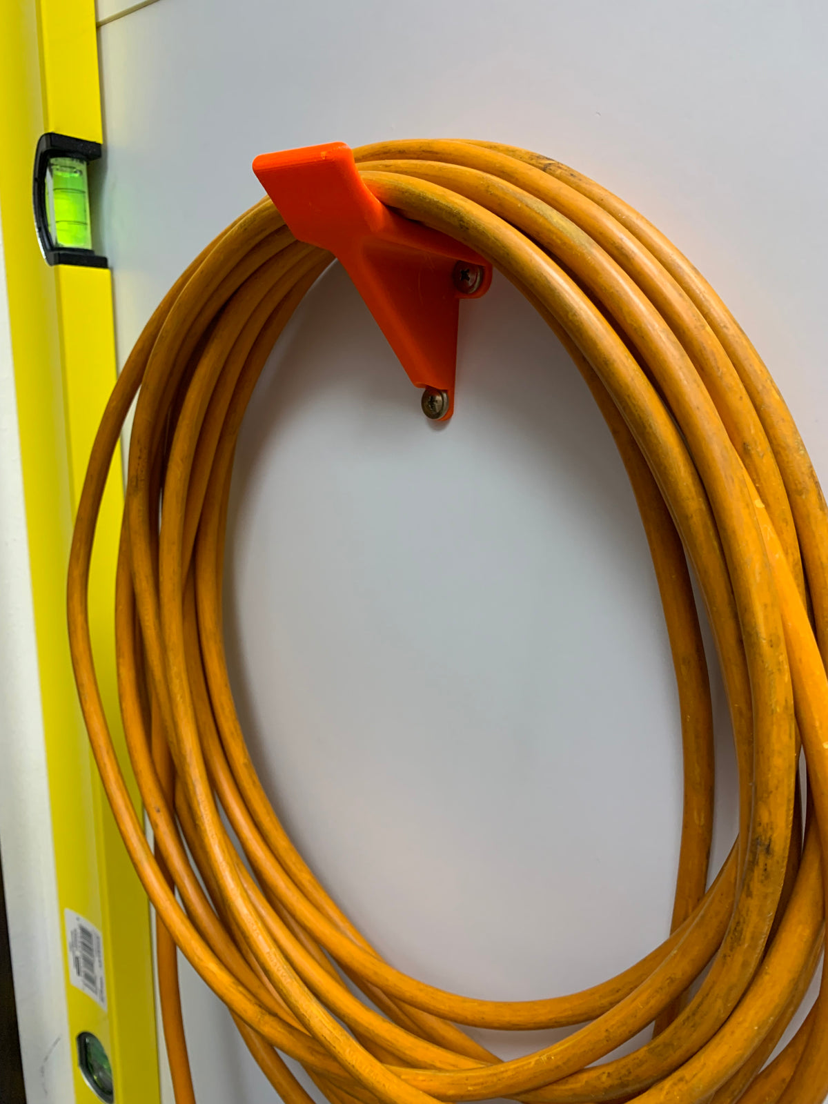Wandbeugel voor verlengsnoer – snoerorganizer