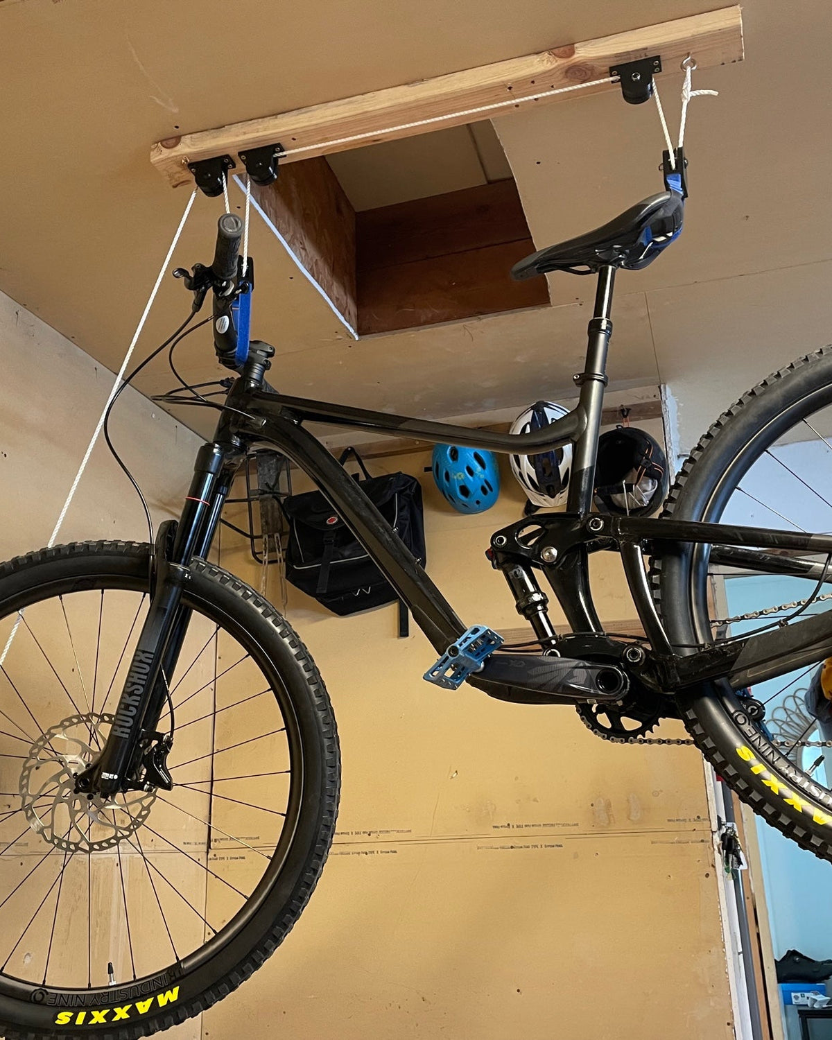 Fietslift met katrollen voor aan het plafond