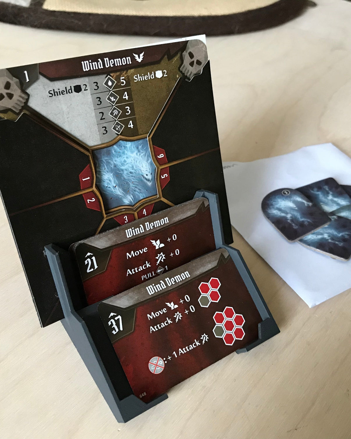 Houder voor Gloomhaven-monsteraanvalsstapel en statuskaarten