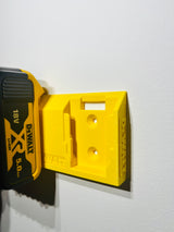 Wandhouder voor twee DeWalt 18V-batterijen met logo