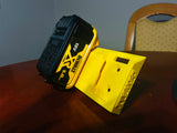 Wandhouder voor twee DeWalt 18V-batterijen met logo