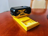 Wandhouder voor twee DeWalt 18V-batterijen met logo