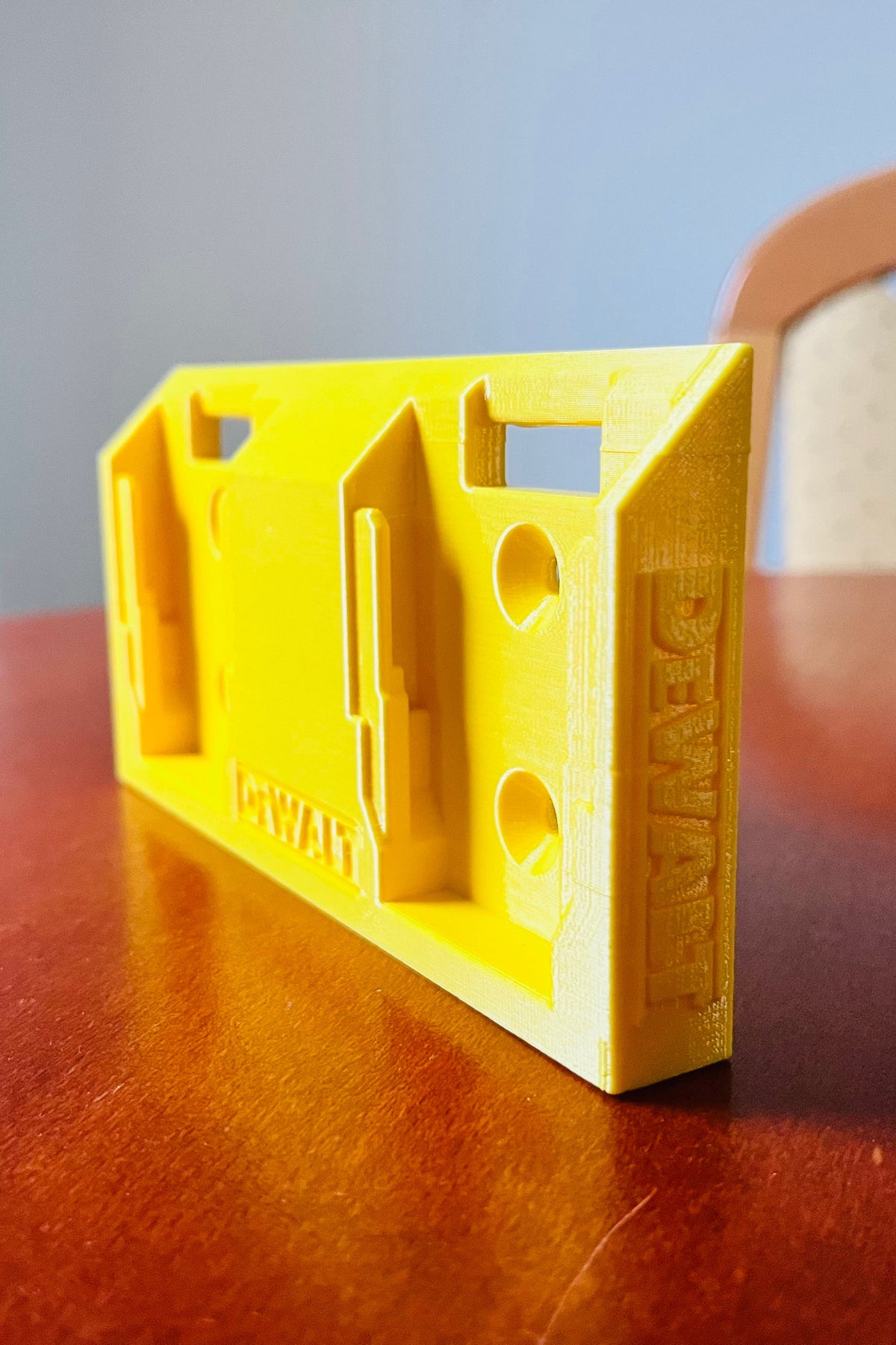 Wandhouder voor twee DeWalt 18V-batterijen met logo