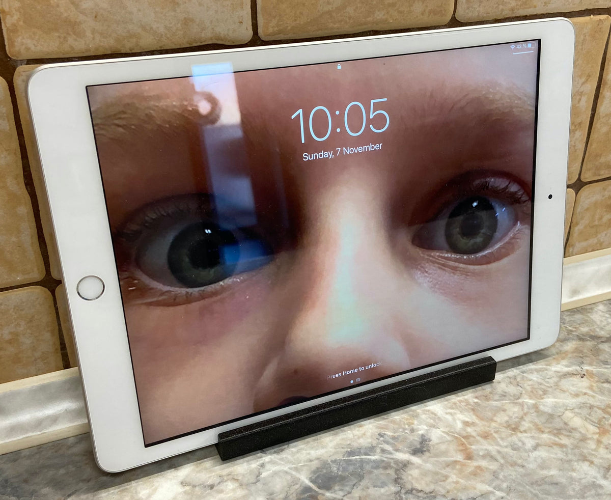 Compacte iPad-standaard voor de keuken – slank en rechtopstaand