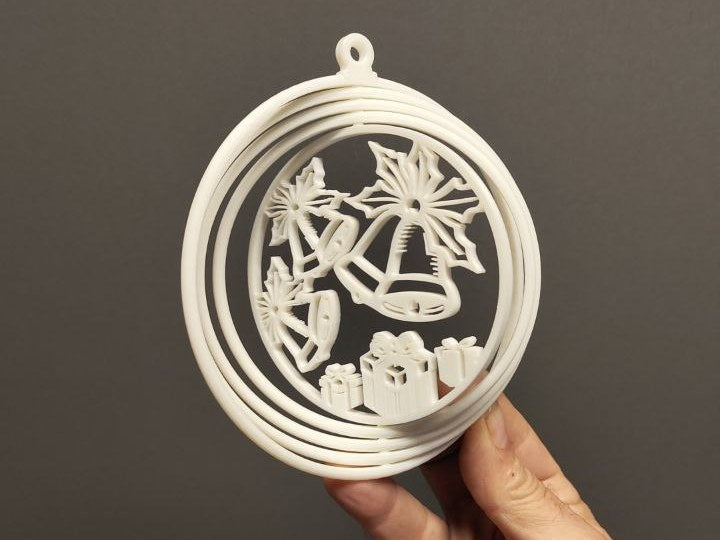 Kerstbal met cadeaus en klokjes
