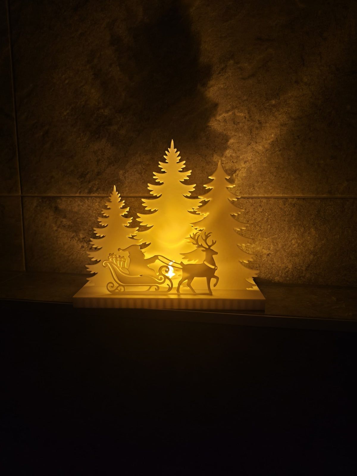 Kerstlandschap voor led-theelichtje met sparren en rendieren