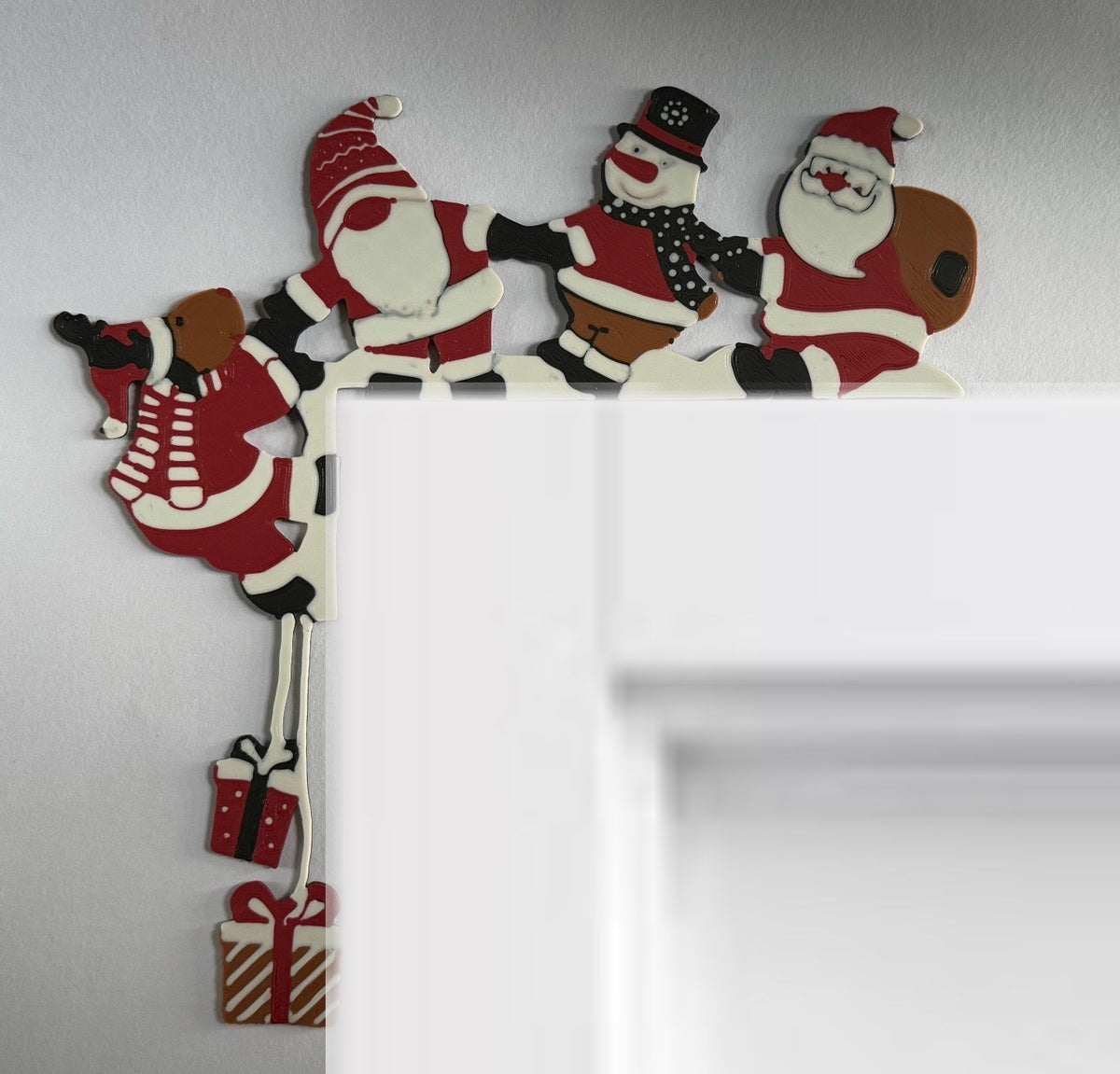 Kerstman als decoratie voor de deurhoek