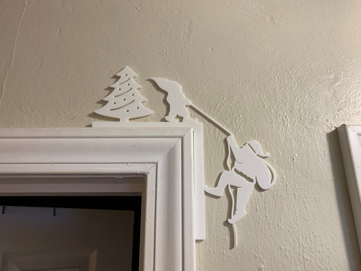 Kerstmanfiguur voor de deurpost – klimt in de hoek
