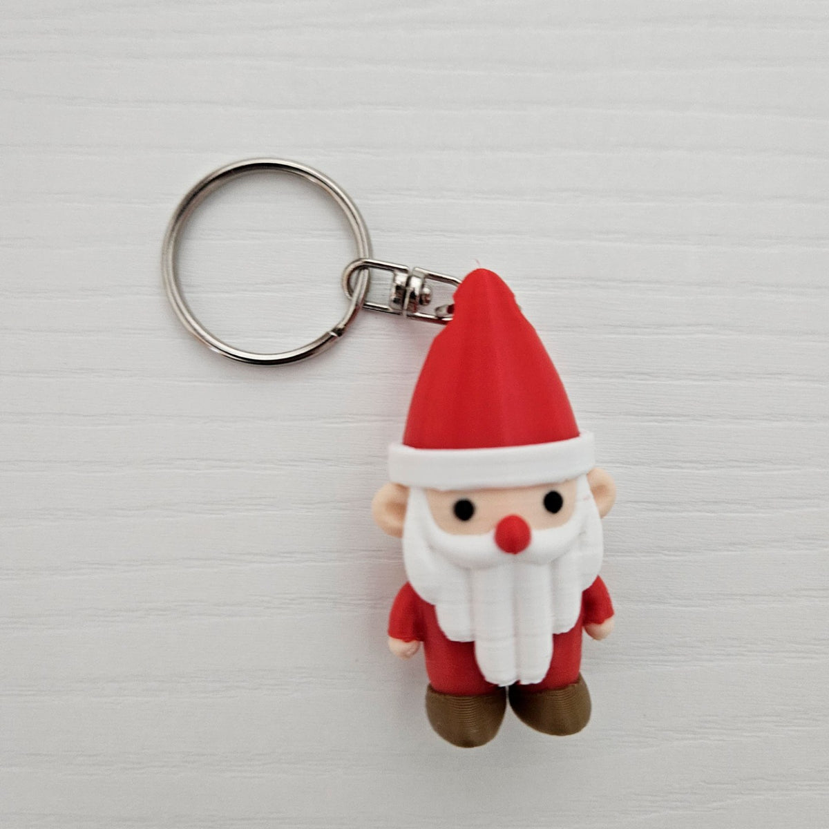 Schattige kerstman als sleutelhanger met gaatje in de muts
