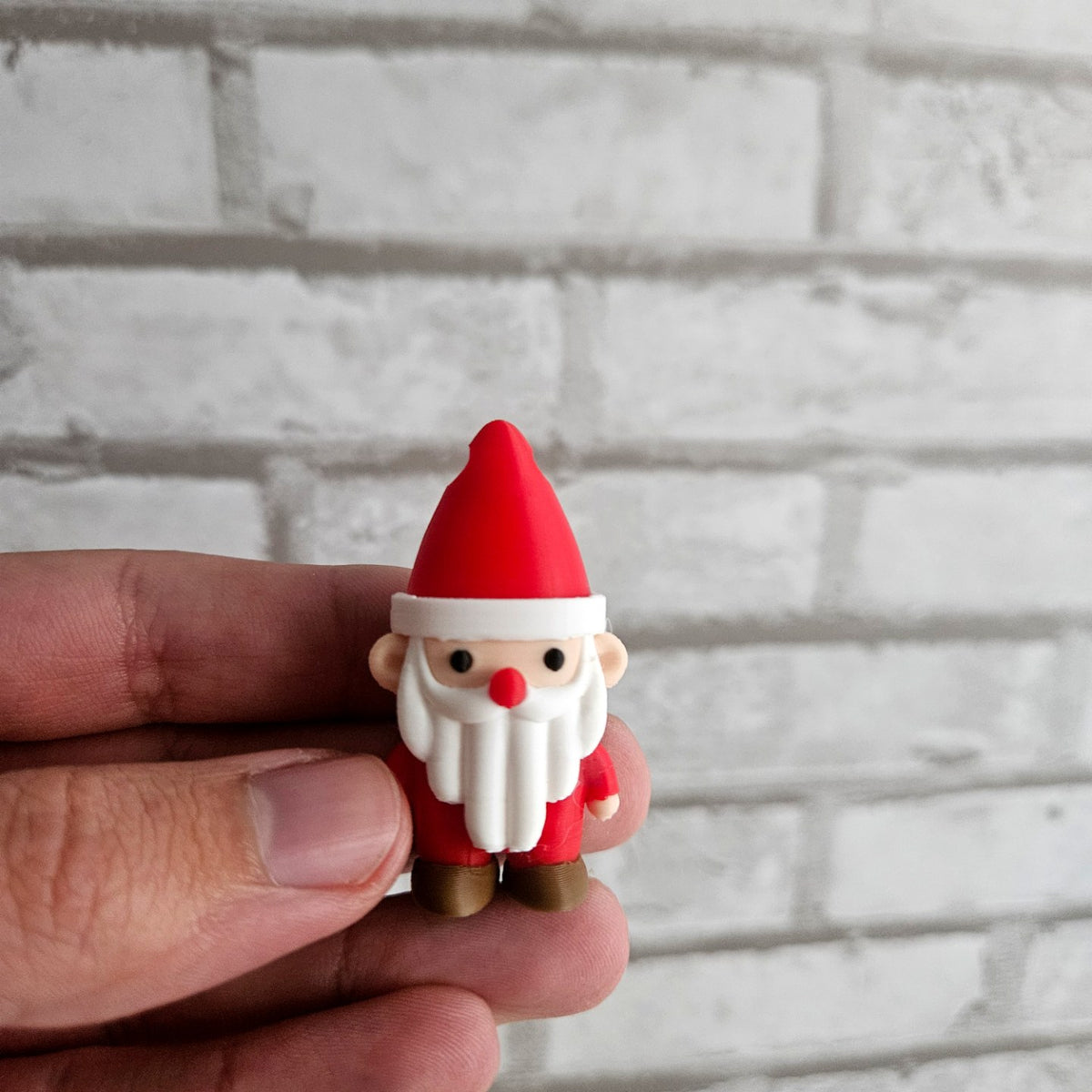 Schattige kerstman als sleutelhanger met gaatje in de muts