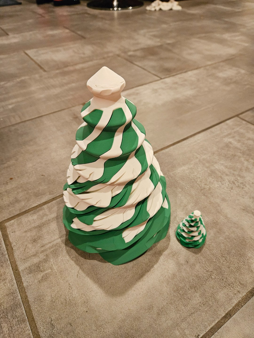 Spiraalvormige kerstboom-fidget in de vorm van sneeuwvlok en kerstboom