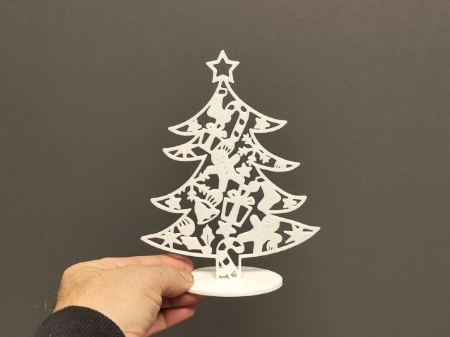 Klein kerstboompje met kerstballen om neer te zetten