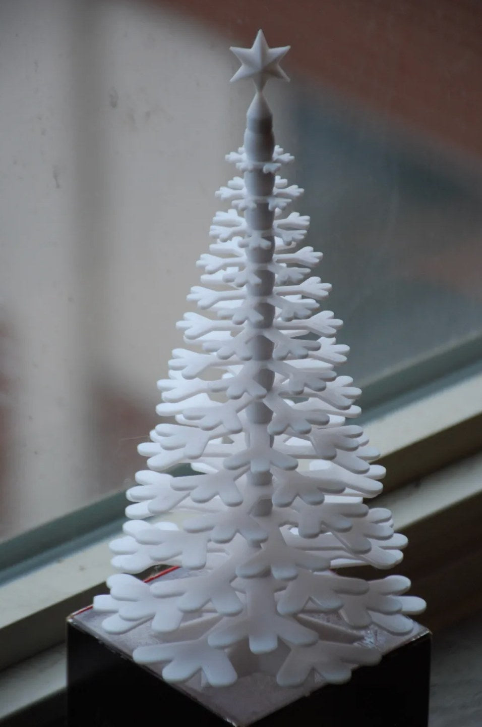 Kerstboomfiguur van sneeuwvlokken met ster