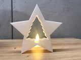 Kerstboom omringd door een stervormige lijst