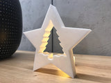 Kerstboom omringd door een stervormige lijst