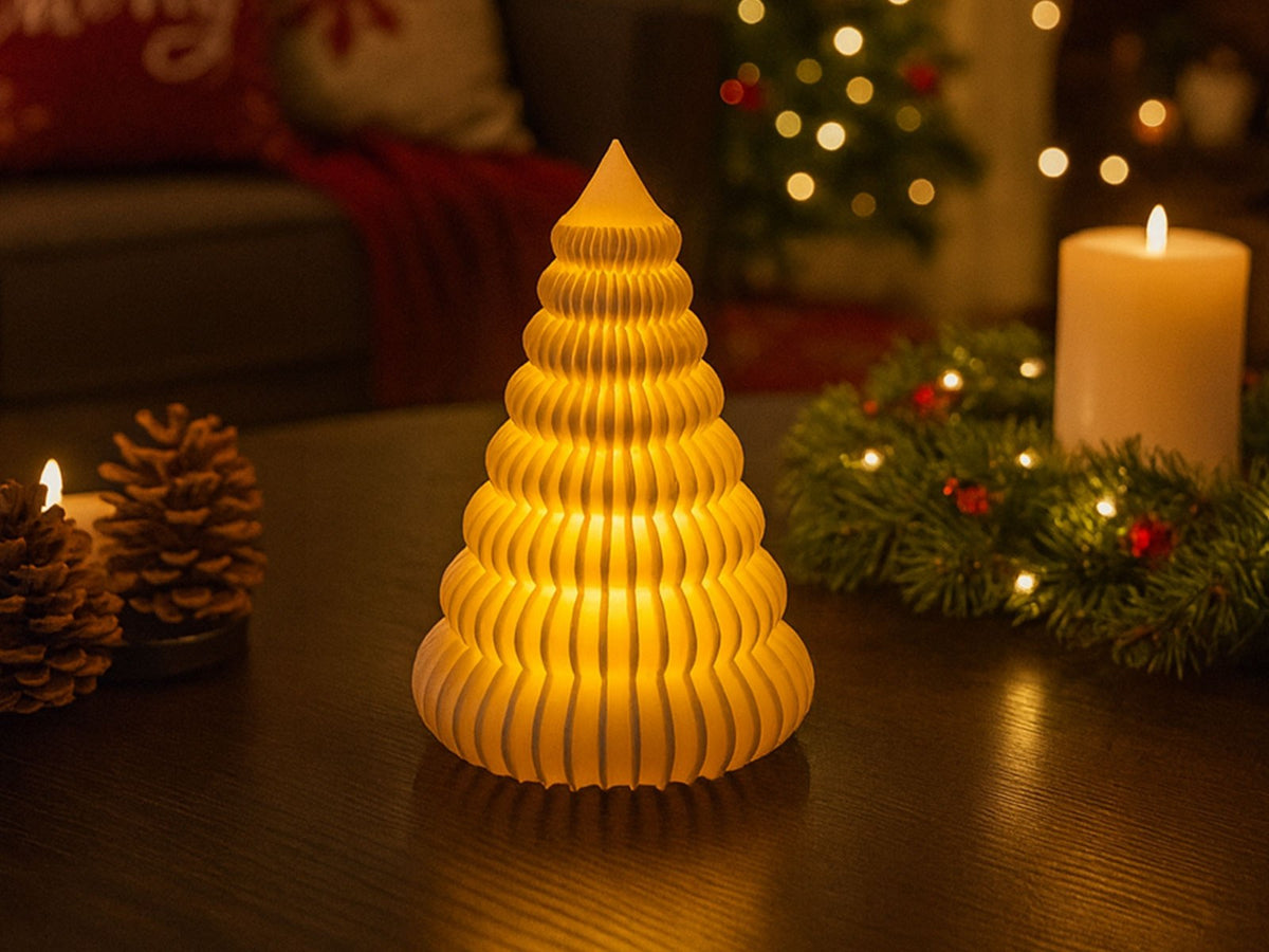 Gegroefde kerstboom met een led-theelichtje erin