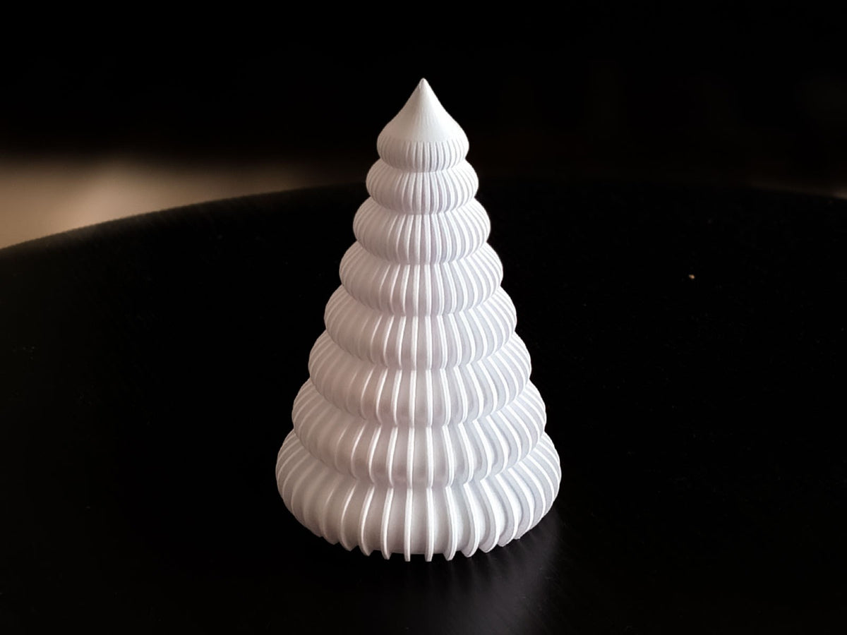 Gegroefde kerstboom met een led-theelichtje erin
