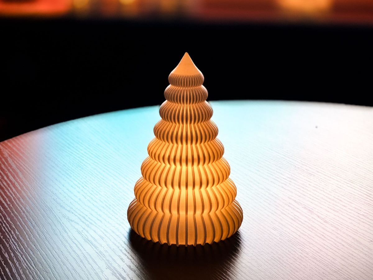 Gegroefde kerstboom met een led-theelichtje erin