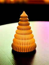Gegroefde kerstboom met een led-theelichtje erin