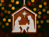 Kerstboomversiering met kerststal: Maria, Jozef en het kindje Jezus