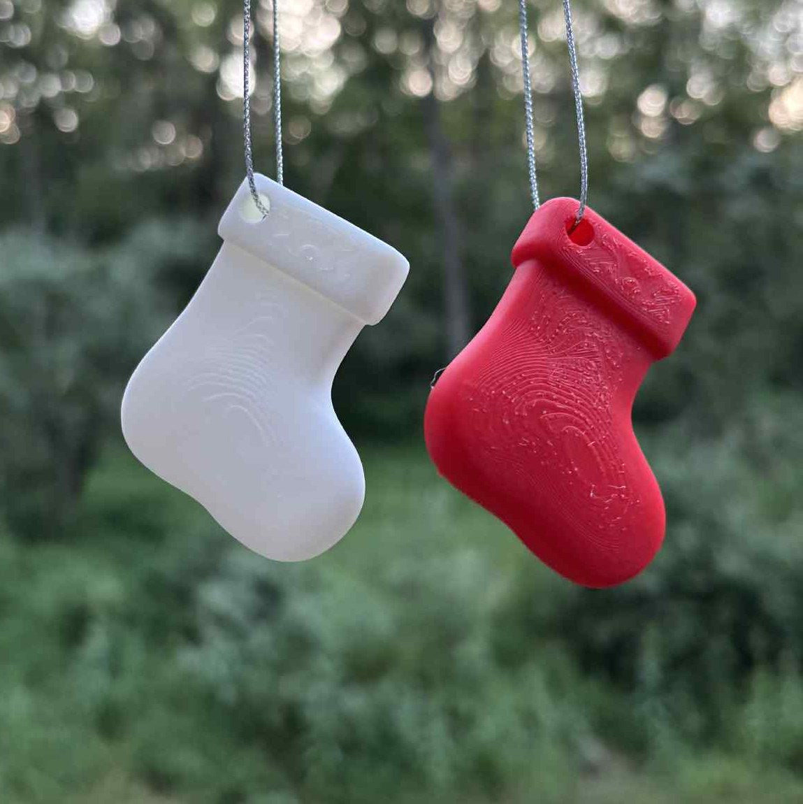 Kleine kerstsok als kerstboomversiering met ophanglusje
