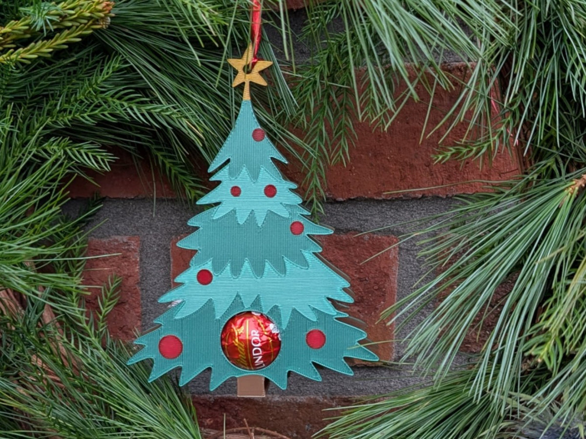 Kerstboomhanger die een chocoladebal verbergt