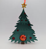 Kerstboomhanger die een chocoladebal verbergt
