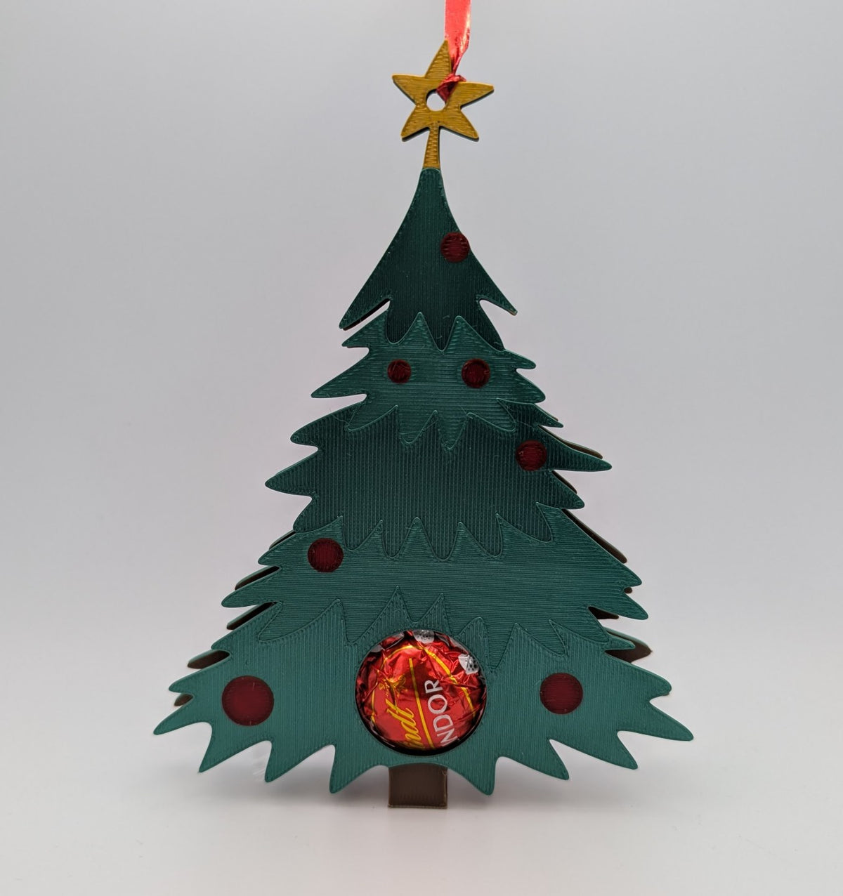 Kerstboomhanger die een chocoladebal verbergt