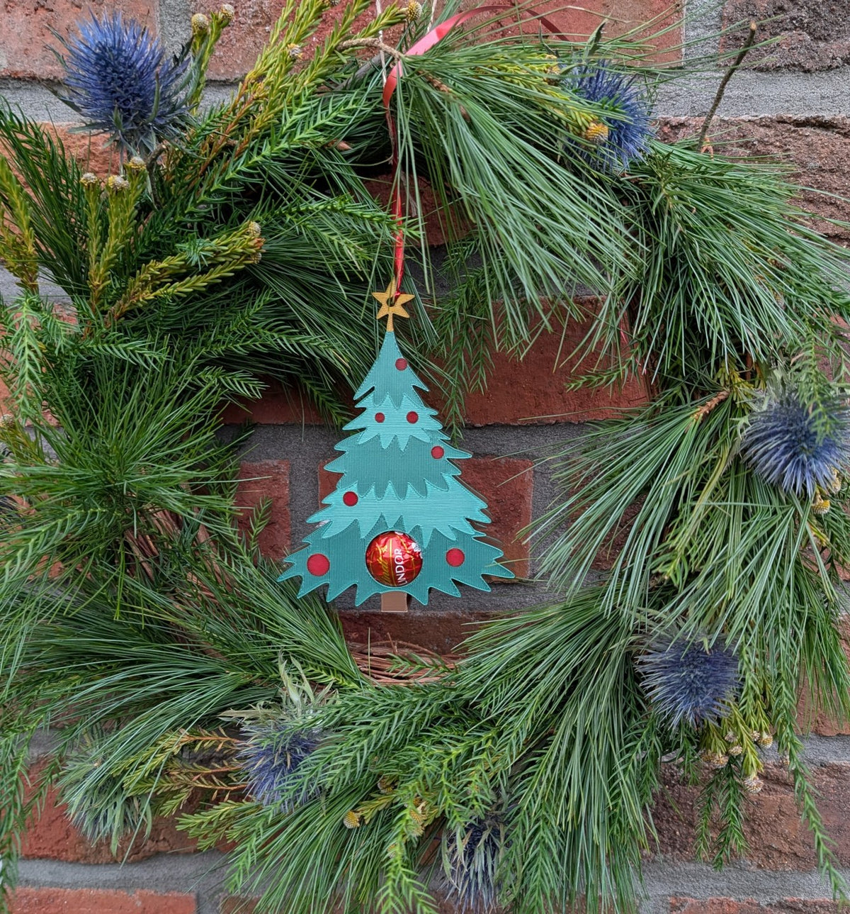 Kerstboomhanger die een chocoladebal verbergt