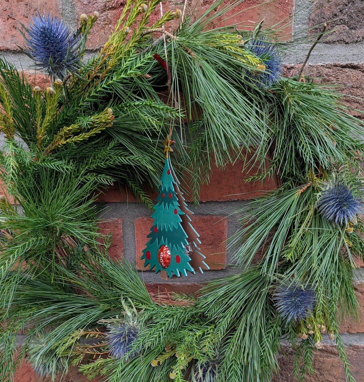 Kerstboomhanger die een chocoladebal verbergt