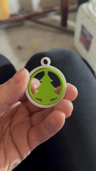 Groene kerstboom in witte ring als kerstboomversiering