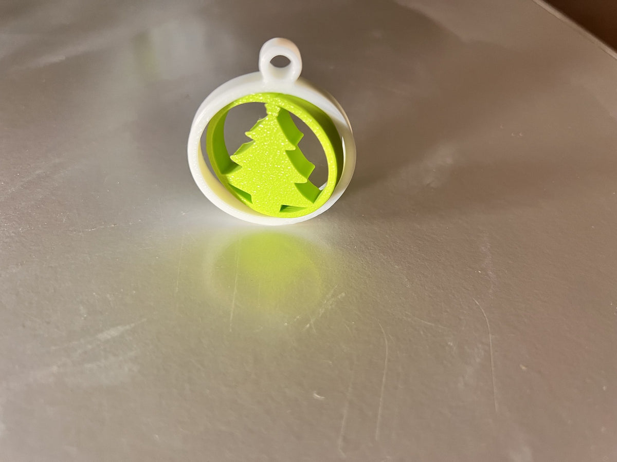 Groene kerstboom in witte ring als kerstboomversiering