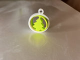 Groene kerstboom in witte ring als kerstboomversiering
