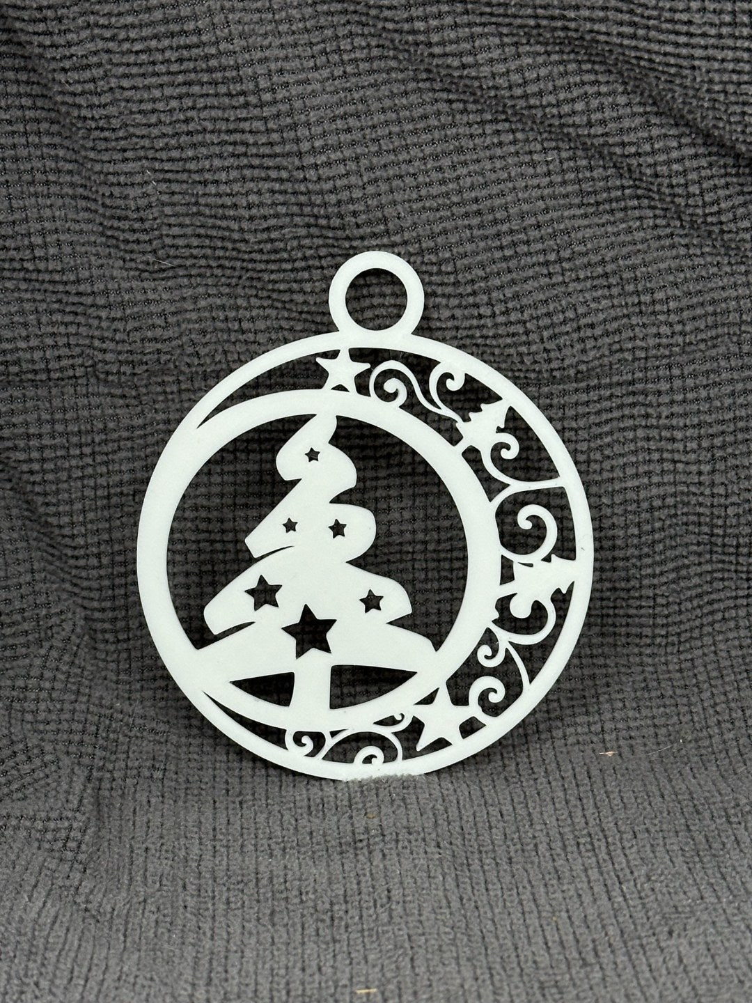 Ronde kerstboomversiering met kerstboom en sterren