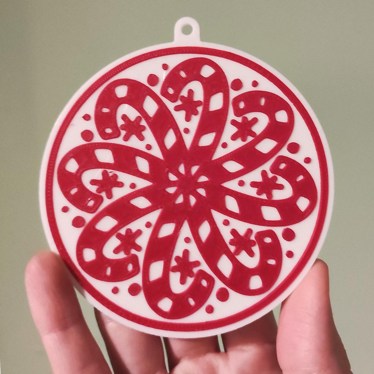 Ronde kerstboomversiering met zuurstokken in de vorm van sneeuwvlokken