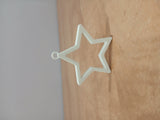 Minimalistische ster als kerstboomversiering met ophangoogje