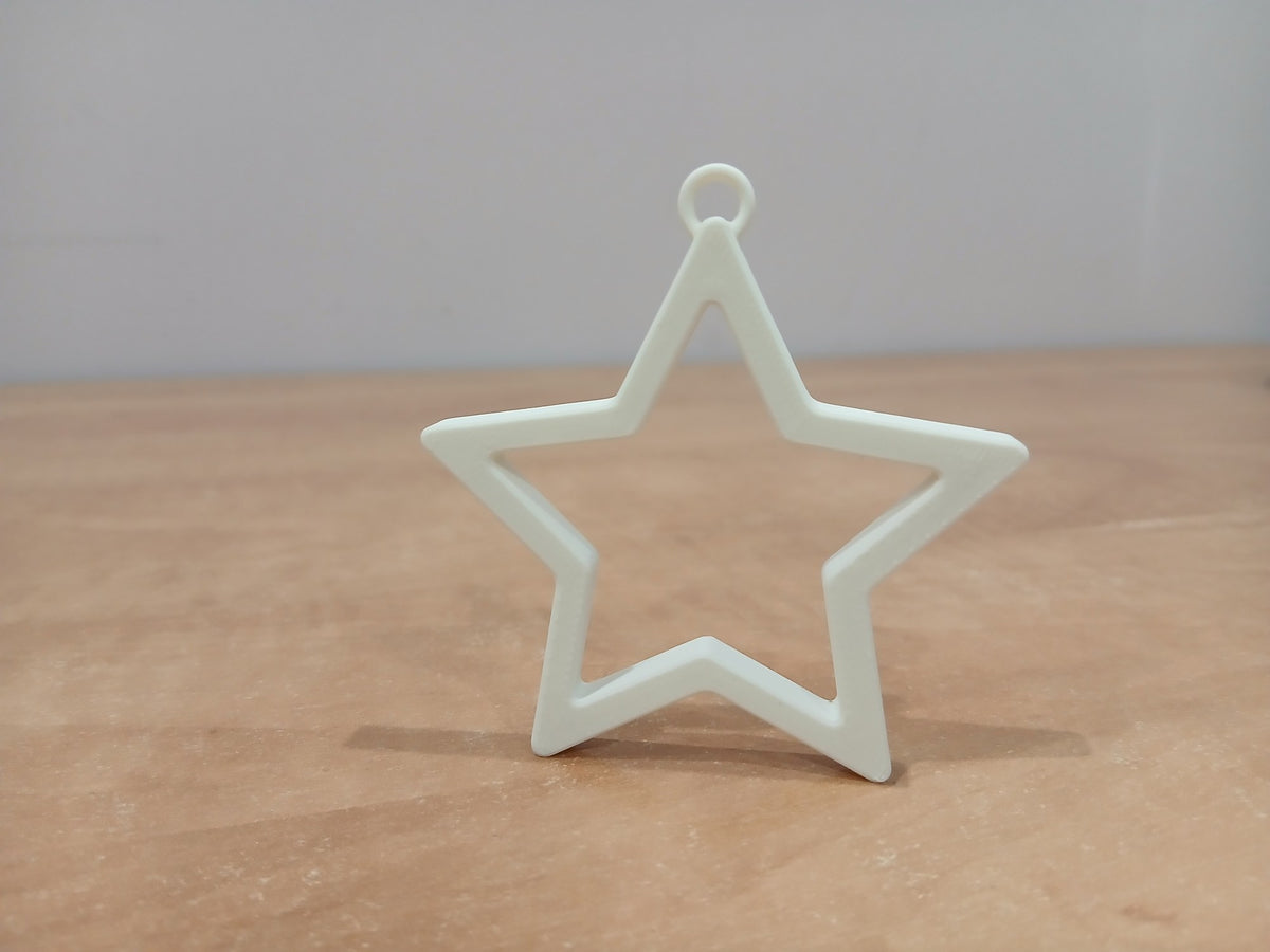 Minimalistische ster als kerstboomversiering met ophangoogje