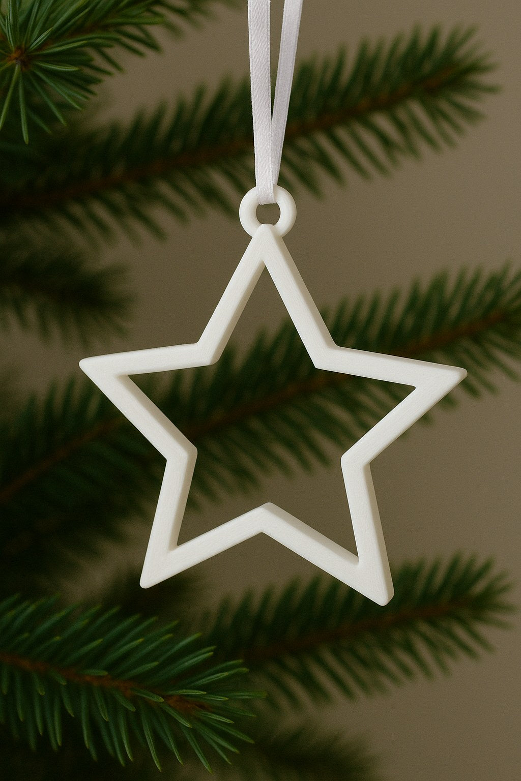 Minimalistische ster als kerstboomversiering met ophangoogje