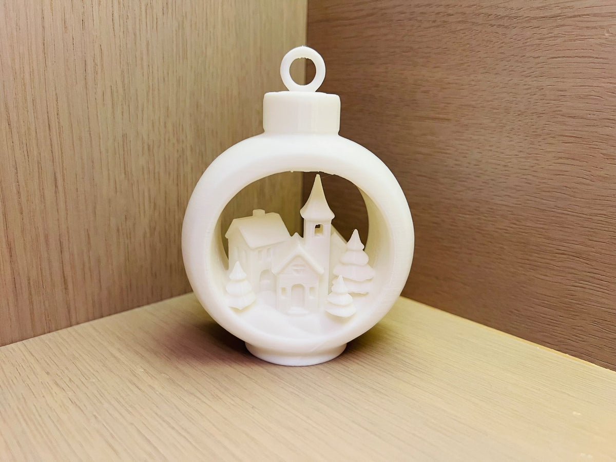 Kerstboomversiering met winterdorp in ronde lijst