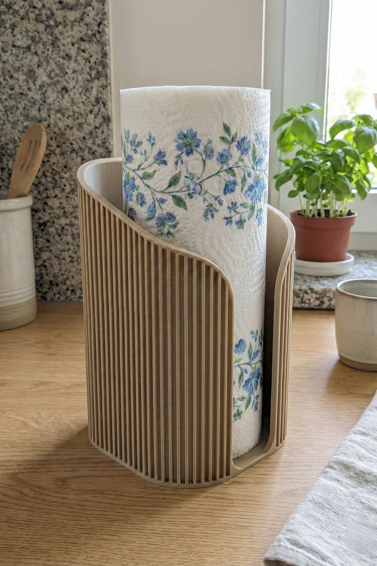Keukenrolhouder met geribbeld design staat stabiel op het aanrecht
