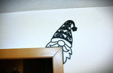 Grappige kabouter als deurdecoratie