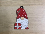 Kabouter met gestippelde muts en rood cadeautje