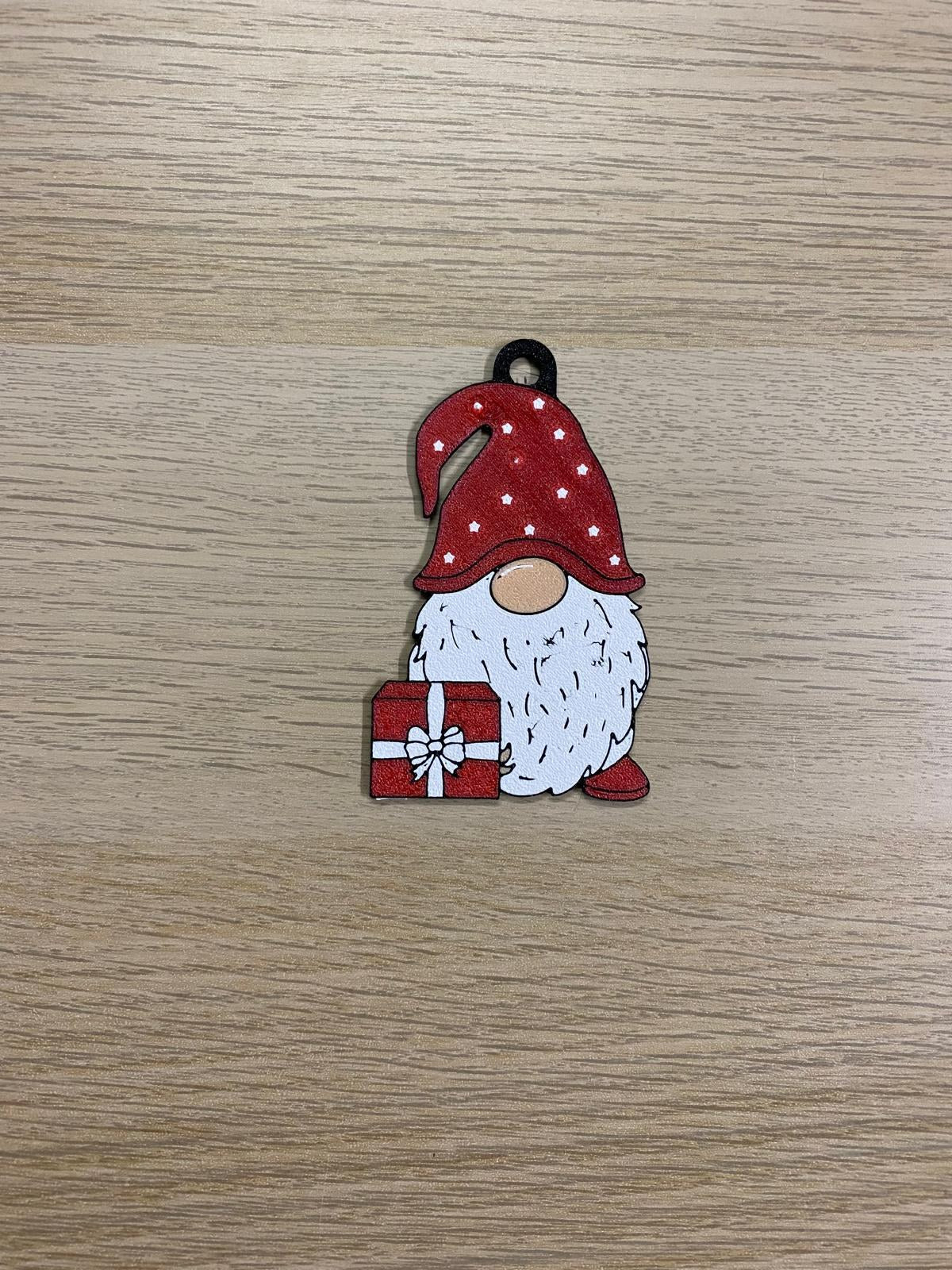Kabouter met gestippelde muts en rood cadeautje