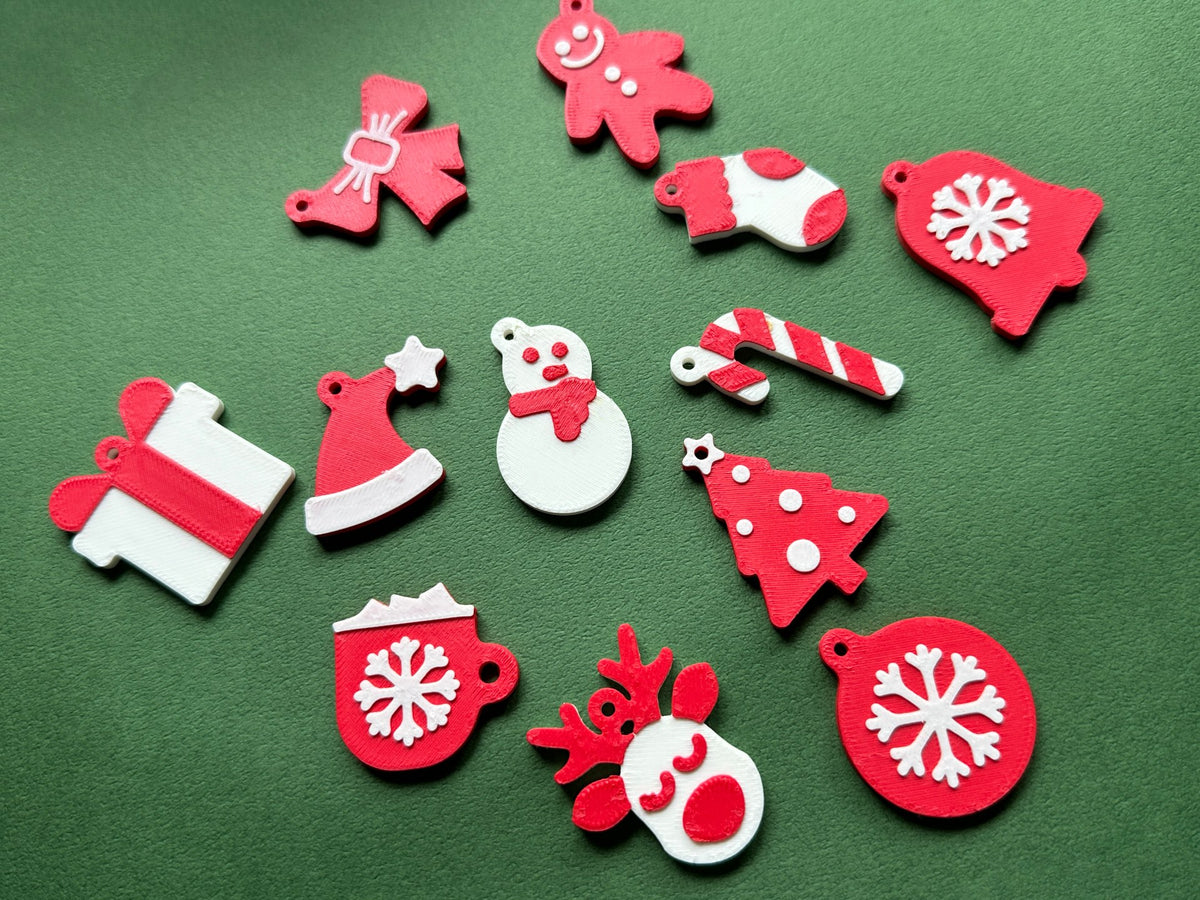 Twaalf sleutelhangers met kerstmotieven